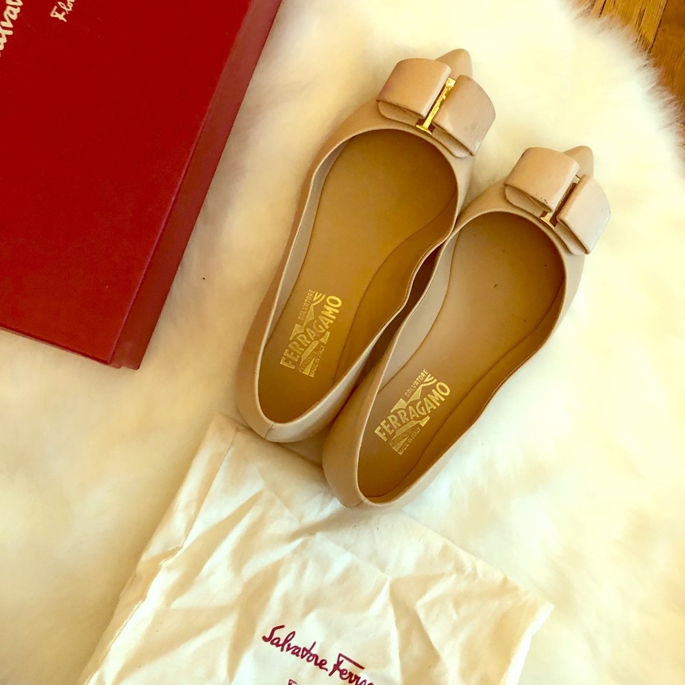Nude Salvatore Ferregamo leather bow flats